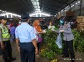 Polsek Semampir Bersama Polwan Bagi-Bagi Nasi Bungkus Gratis