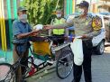 Polsek Krembangan Bagikan Nasi Bungkus Gratis Untuk Warga Kalianak Timur