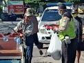 Polsek Krembangan Bagikan Nasi Bungkus Untuk Masyarakat Terdampak Pandemi Covid-19