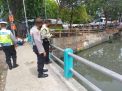 Polsek Pabean Cantikan Deteksi Dini Potensi Banjir Lewat Pemantauan Debit Air Sungai Kalimas