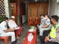 Anggota Satlantas Polres Tanjung Perak Dampingi Petugas Jasa Raharja Ke Rumah Korban Kecelakaan Pesawat Sriwijaya Air
