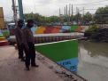 Polsek Asemrowo Lakukan Pemantauan Debit Air, Waspada Potensi Banjir