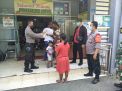 Personil Polsek Krembangan Bagikan Masker Gratis Kepada Pengunjung Puskesmas Dupak