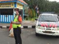 Unit Lantas Polsek Semampir Lakukan Pengaturan Sore di Jalan Karang Tembok, Bantu Kepulangan Para Pekerja