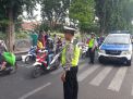 Unit Lantas Polsek Semampir Atur Lalu Lintas di Depan Wistata Religi Ampel
