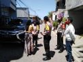 Kapolres Tanjung Perak Didampingi Kapolsek Asemrowo Kunjungi Pengrajin Sapu di Tambak Dalam