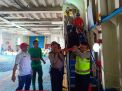 Satsabhara Polres Tanjung Perak Bantu Korban Kapal Tenggelam