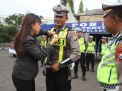 Anggota Satlantas Polres Tanjung Perak Dapat Hadiah Burger Gratis