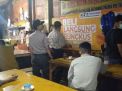 Polsek Semampir Pasang Spanduk Seruan Cegah Penularan Virus Corona di Warung-Warung
