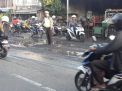 Cegah Kecelakaan, Unit Lantas Polsek Krembangan Amankan Jalan Berlubang