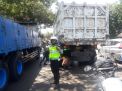 Personil Satlantas Polres Tanjung Perak Urai Kemacetan Akibat Truk Mogok