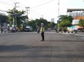 Unit Lantas Polsek Pabean Cantikan Atur Lalu Lintas Pagi, Bantu Pekerja & Anak-anak Sekolah