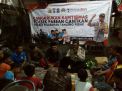 Babinkamtibmas Perak Timur Sosialisasi SPKT Door To Door di Acara Cangkrukan