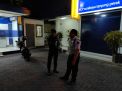 Satsabhara Polres Tanjung Perak Pantau Keamanan di Kantor Bank Lewat Patroli Malam