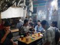 Babinkamtibmas Krembangan Utara Titip Pesan Waspada Curanmor Ke Pengunjung Warung