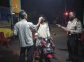 Panit Binmas Polsek Asemrowo Pantau Penerapan PSBB di Kampung-Kampung
