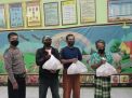 Babinkamtibmas Polsek Kenjeran Bagikan Paket Sembako Untuk Warga Kurang Mampu