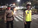 Personil Polsek Krembangan Lakukan Pengaturan, Urai Kemacetan Akibat Genangan Air