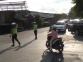Bantu Perjalanan Pulang Pekerja, Polsek Asemrowo Lakukan Pengaturan Sore