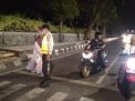 Cegah Kecelakaan Personil Pospam Polsek Semampir Beri Pelayanan Menyeberangkan Wisatawan Religi Ampel