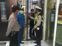 Polsek Asemrowo Laksanakan Pengecekan Rutin Pagi & Malam, Cegah Upaya Tahanan Kabur Serta Penyelundupan Barang Terlarang