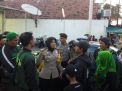 Kapolsek Krembangan Cek Barang Bawaan Bonek Yang Hendak Menuju Bali
