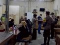 Polsek Asemrowo Bersama Linmas Datangi Warung-Warung, Lakukan Operasi Jam Malam & Penertiban Masker