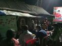 Panit Binmas Polsek Krembangan Bagi-Bagi Brosur SPKT Door To Door Di Acara Cangkrukan