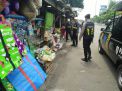 Satsabhara Polres Tanjung Perak Pantau Keamanan di Pasar Ujung
