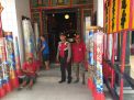 Babinkamtibmas Bongkaran Pantau Persiapan Pesembahyangan Menyambut Imlek