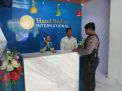 Patroli Hotel, Satsabhara Polres Tanjung Perak Sampaikan Pesan Kamtibmas