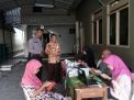 Babinkamtibmas Perak Timur Dampingi Petugas BPKPD Lakukan Pengambilan Pajak PBB