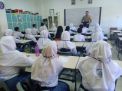 Kasat Sabhara Polres Tanjung Perak Sampaikan Penyuluhan Bela Negara Ke Murid SMA Barunawati