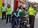 Kapolsek Krembangan Pimpin Pam Jalur Bonek di Depan Hotel Antariksa