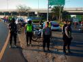 Polres Tanjung Perak Lakukan Pam Jalur Supporter Bonek di Pintu Tol