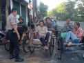 Babinkamtibmas Sidotopo Sampaikan Tertib Lalu Lintas Ke Penarik Becak