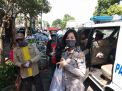 Kanit Lantas Polsek Krembangan Pimpin Pembagian Nasi Bungkus