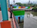 Deteksi Dini Potensi Banjir, Polsek Asemrowo Laksanakan Pemantauan Debit Air