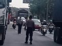 Polsek Asemrowo Laksanakan Pengaturan Sore Hari, Beri Pelayanan Bantu Kepulangan Pekerja