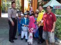 Pesan Rajin Menabung Disampaikan Babinkamtibmas Takal Kediding ke Murid SD