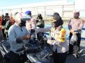 Wakapolda Jatim Bersama Kapolres Tanjung Perak Bagikan Ribuan Masker di Pelabuhan Ujung