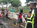 Satlantas Polres Tanjung Perak Cegah Pengguna Sepeda Onthel Masuk Tol Suramadu