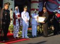 Polres Tanjung Perak Terima Penghargaan Dari Gubernur di Upacara Penurunan Bendera