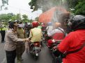 Kapolres Tanjung Perak Bersama Polwan Kampanye Pencegahan Virus Corona Pada Pengguna Jalan