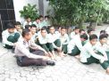 Babinkamtibmas Takal Kedinding Narsis Bareng Murid-murid SMPN 15