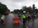 Satlantas Polres Tanjung Perak Tetap Semangat Atur Lalu Lintas Ditengah Gerimis