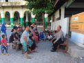 Panit Binmas Polsek Semampir Cangkrukan  Bersama Warga Endrosono