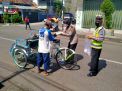 Kapolsek Pabean Cantikan Pimpin Pembagian Nasi Bungkus Untuk Tukang Becak