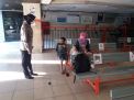 Kapolsek Pabean Cantikan Ingatkan Penumpang Kereta Untuk Selalu Gunakan Masker & Jaga Jarak
