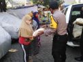 Kapolsek Asemrowo Gelar Bakti Sosial Bagi-bagi Beras Untuk Warga Miskin